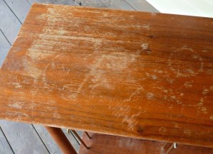 como-reparar-ralladuras-y-golpes-muebles-de-madera-600x435