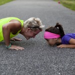 madre e hija haciendo deporte